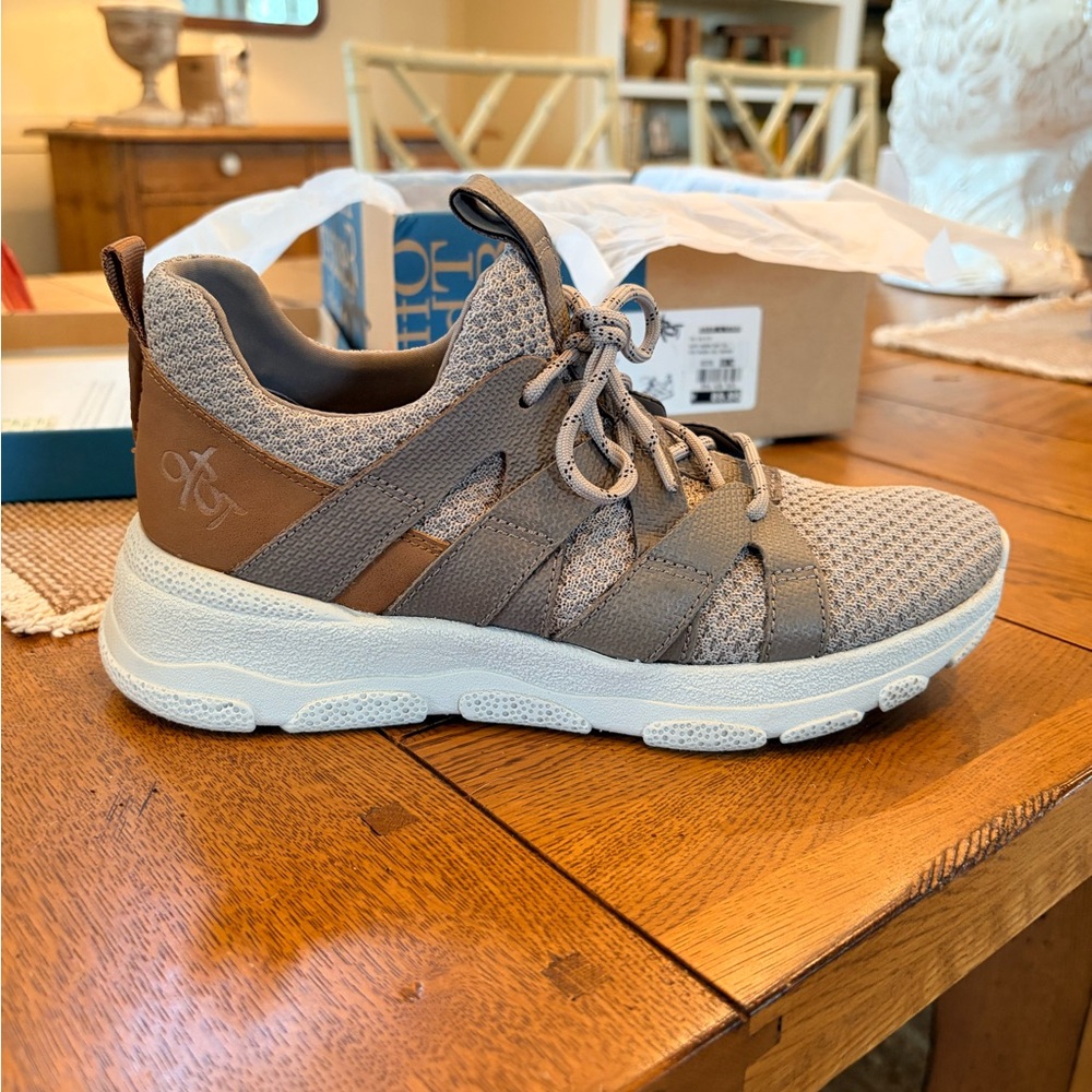 OTBT UNISON SNEAKER TAUPE COLOR WITH LEATHER TRIM SIZE 6.5 EXCELLENT CONDITION.